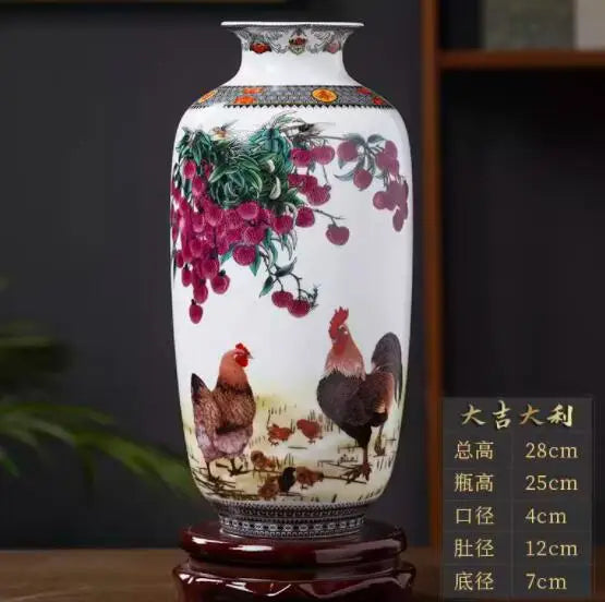 Vase de porcelaine décoré de motifs de fleurs et de coqs, créant une atmosphère rustique et colorée.