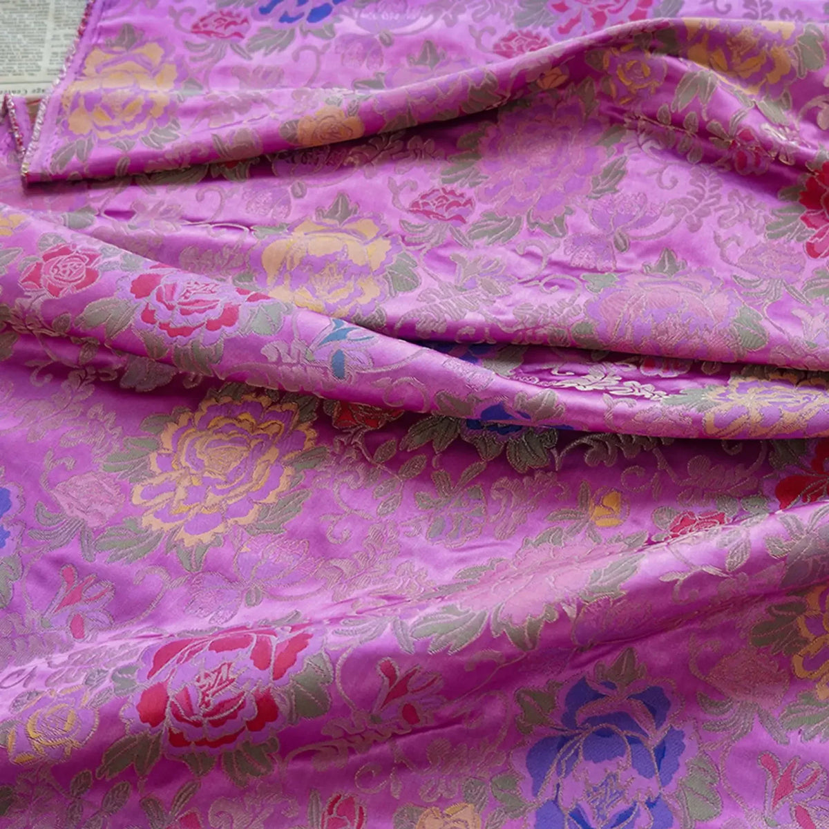 tissu brocart fleurs rose vert bleu jaune polyester large 145cm opacité respectueux environnement traditionnel