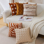 Un intérieur confortable et cosy avec des coussins décoratifs aux motifs colorés et textures variées, créant une ambiance chaleureuse et accueillante.