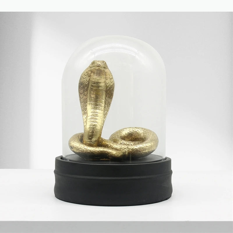 ornement serpent doré sculpture cobra résine décoration animal compagnie cloche verre socle noir