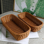 Panier de rangement imitation rotin vert sur table en bois