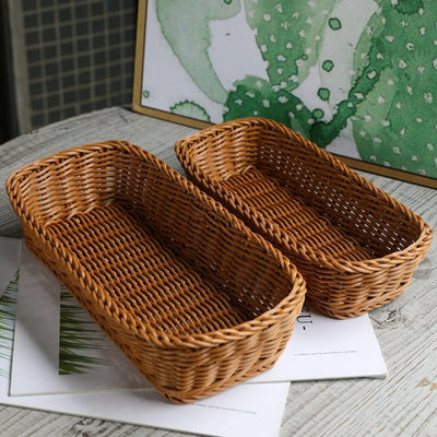 Panier de rangement imitation rotin vert sur table en bois