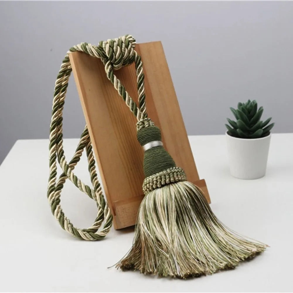pompons rideau beige gris vert classiques attache bois franges opaques moderne decoration maison