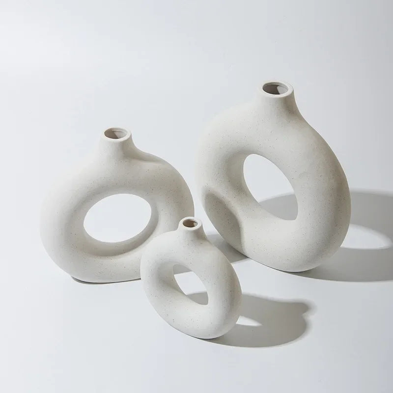 vases modernes roseclair beige noir bougies fleurssséchées décorationintérieure texturegrained minimaliste setdeco
