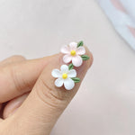 bijoux décoration ongles nail art fleurs colorées résine minimalistes blanc rose bleu vert jaune