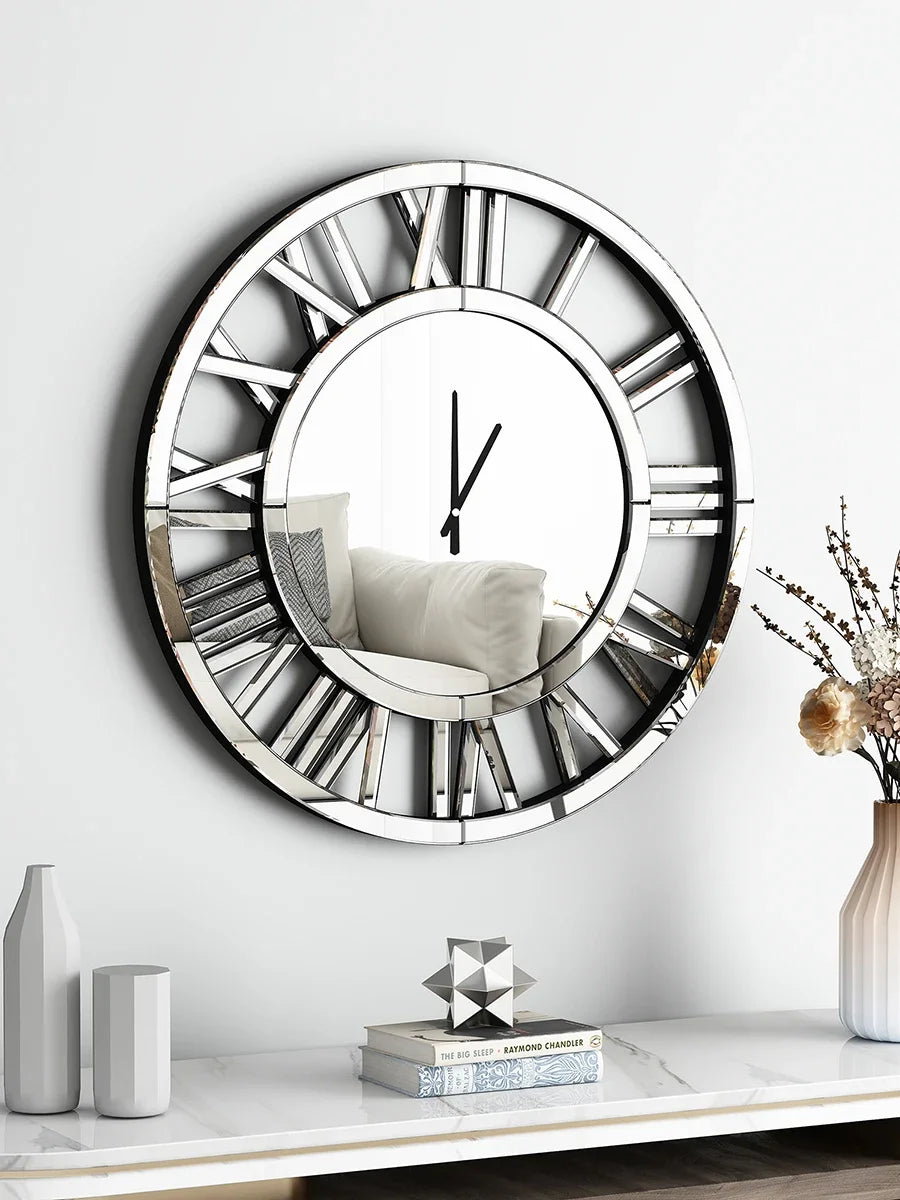 Horloge murale miroir scandinave dans un salon moderne