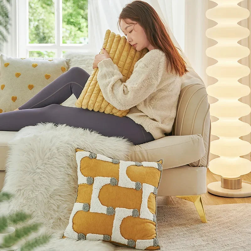 coussin décoratif moderne motif géométrique jaune gris beige texture bouclée canapé salon