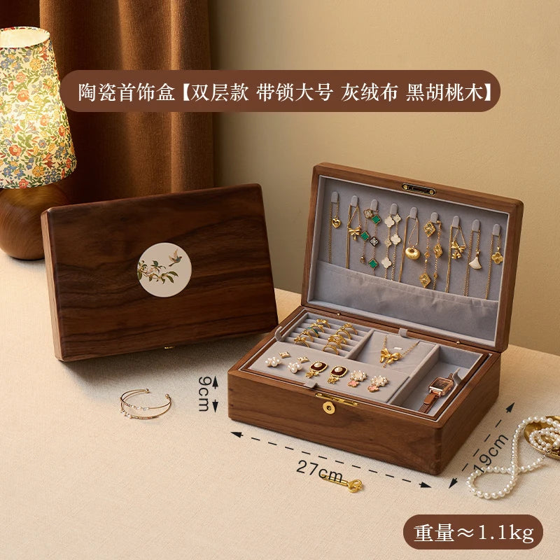 boîte bijoux bois foncé classique gravure fleurs bouton doré anneaux boucles oreilles bracelets tissu