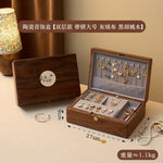 boîte bijoux bois foncé classique gravure fleurs bouton doré anneaux boucles oreilles bracelets tissu