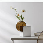 vase moderne marbre blanc veiné vase ambré translucide décoration table géométrique arrangement floral