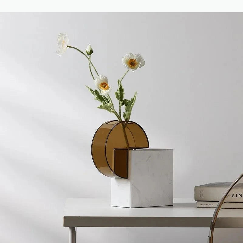 vase moderne marbre blanc veiné vase ambré translucide décoration table géométrique arrangement floral