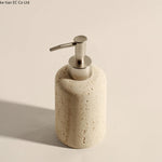 ensemble salle bain moderne beige clair brosse dents tube dentifrice distributeur savon tasses résine