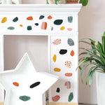 stickers muraux modernes abstraits vert orange rose noir beige formes géométriques points noirs chambre