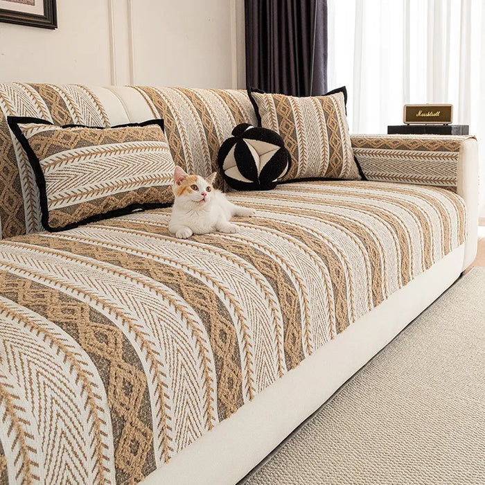 Un chat blanc assis sur un canapé avec un motif géométrique beige et brun