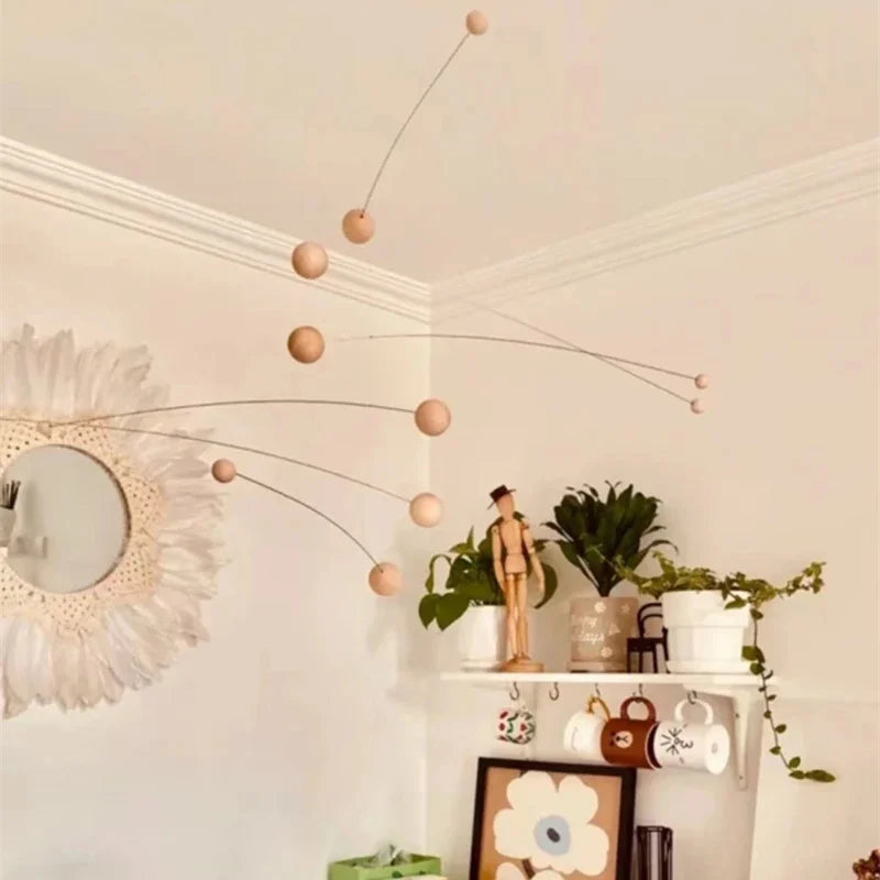 mobile décoratif moderne sphères bois cordons couleur beige rouge minimaliste chambre salon