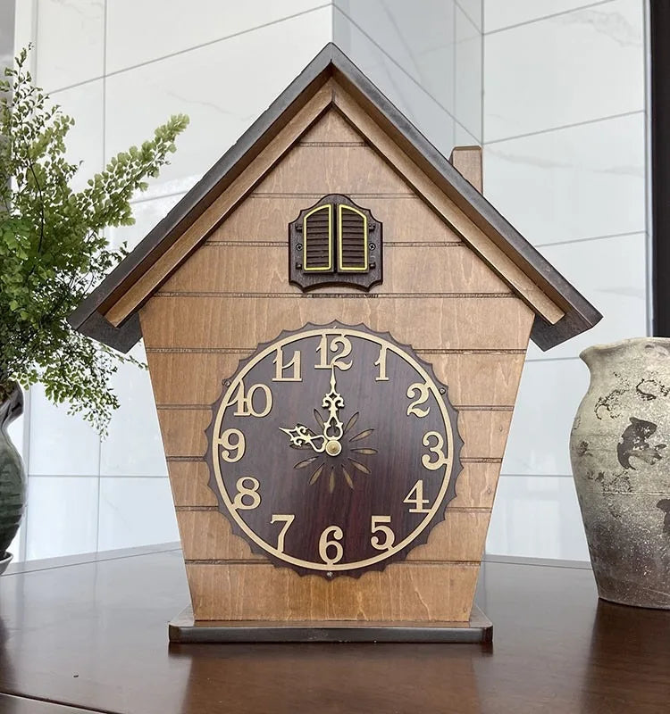 horloge coucou bois marron clair rustique cadran aiguilles oiseau coucou toit tuiles classique salon