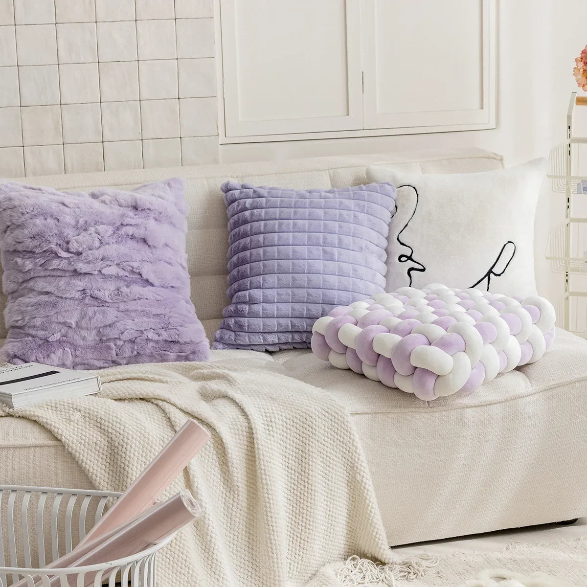 coussin décoratif texturé doux violet clair blanc motif géométrique polyester 45x45cm