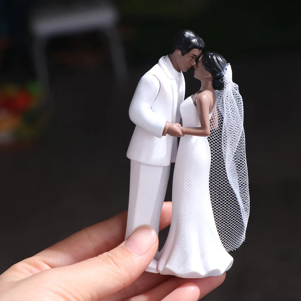 figurines mariés gâteau mariage blanc peau foncée texture lisse voile transparent classique