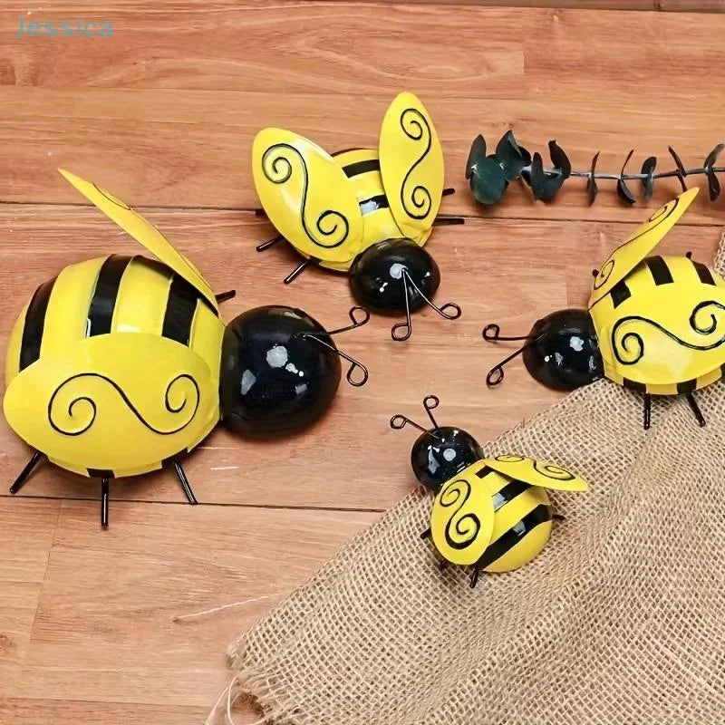 ornement suspendu abeilles figurines jaune noir rayures stylisées artisanal métalliques decoration extérieure murrale
