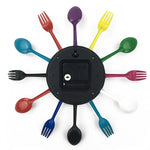 horloge murale moderne cuillères fourchettes violet rouge bleu jaune fixations vis