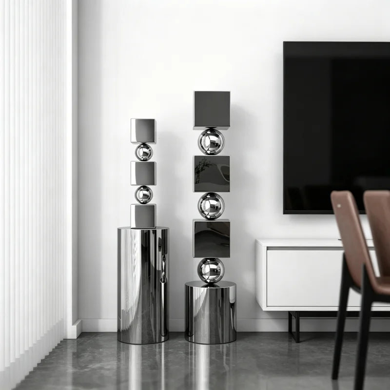 colonne decorative moderne argentee brillante grande dimension salle minimaliste deco intérieure