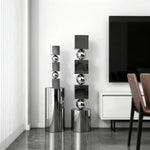 colonne decorative moderne argentee brillante grande dimension salle minimaliste deco intérieure