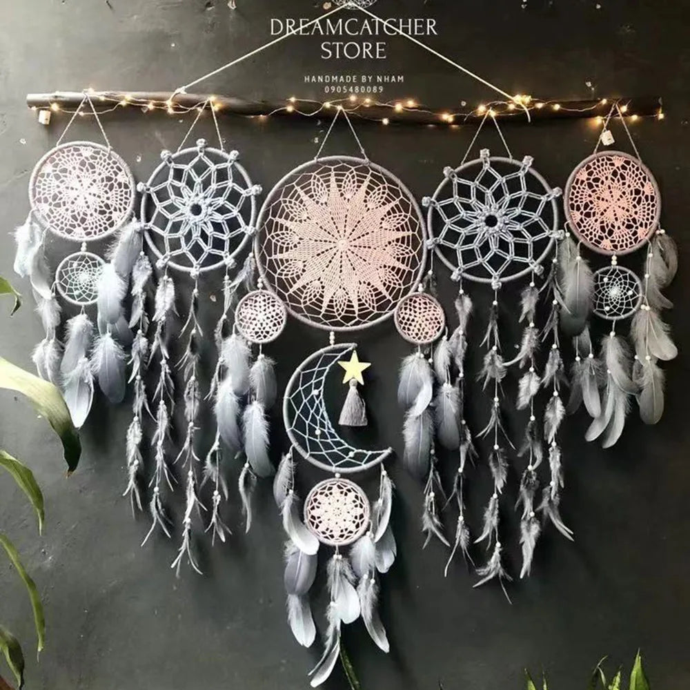 Attrape rêves bohème crocheté motifs floraux plumes tassel couleurs variées décoration murale chambre