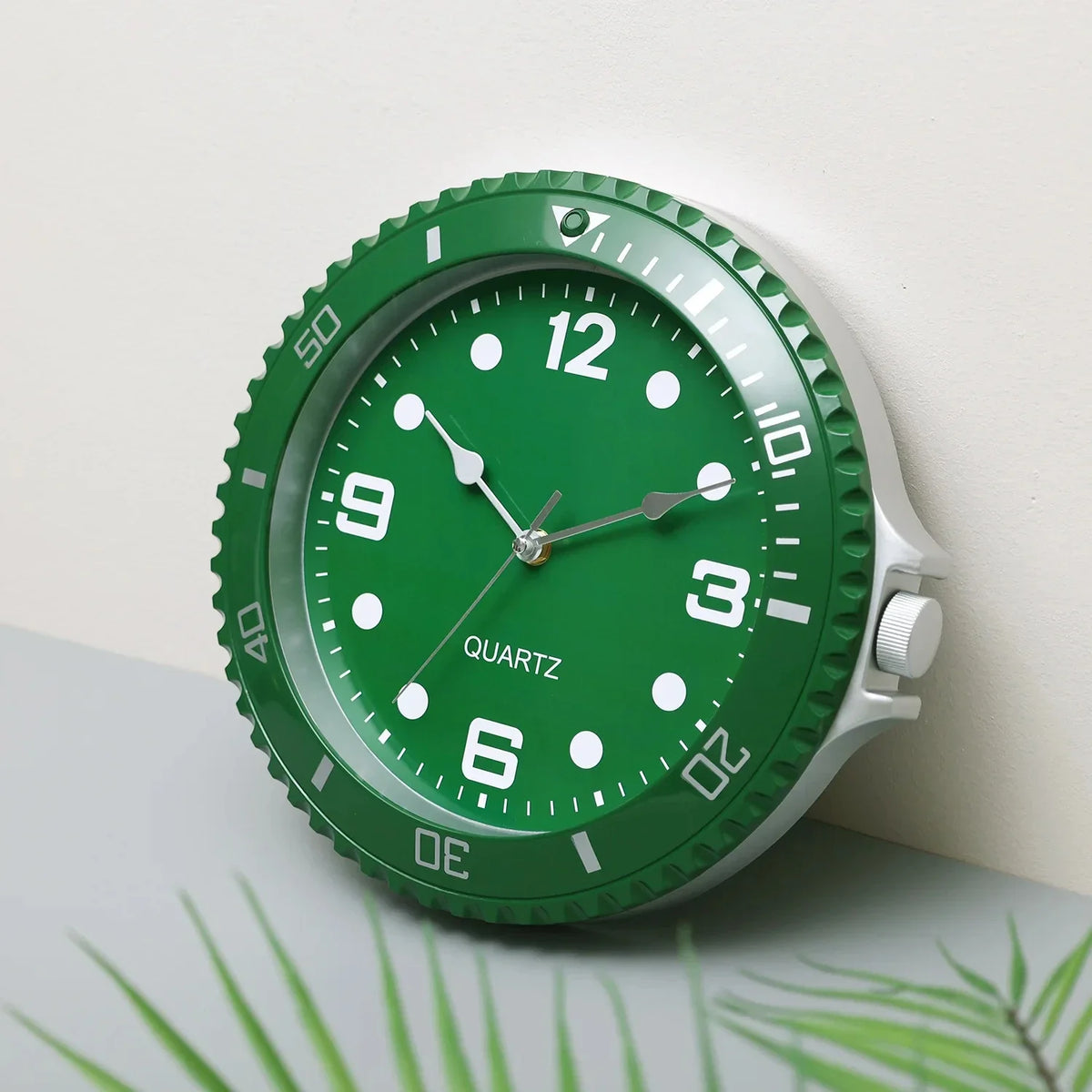 Horloge murale rétro noire dans un salon moderne