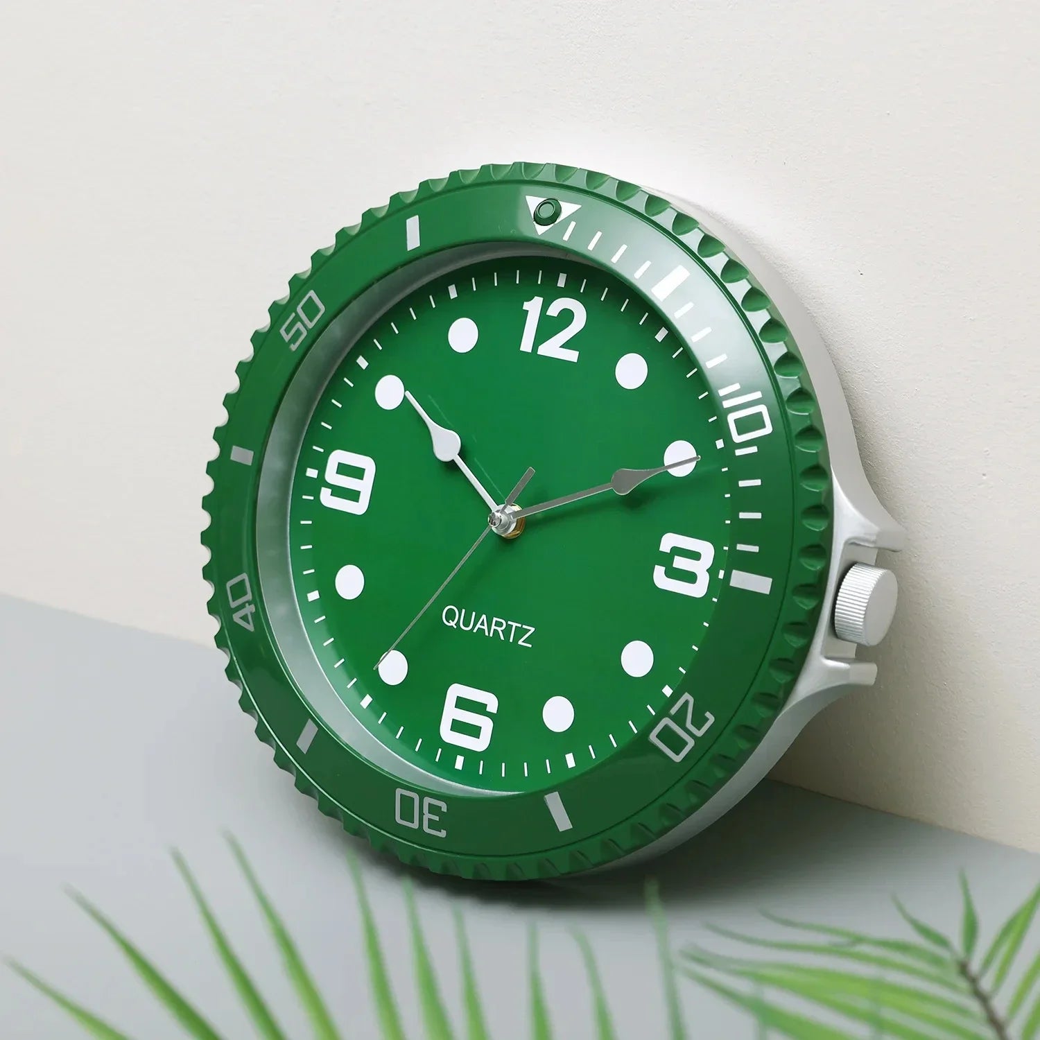 Horloge murale rétro noire dans un salon moderne
