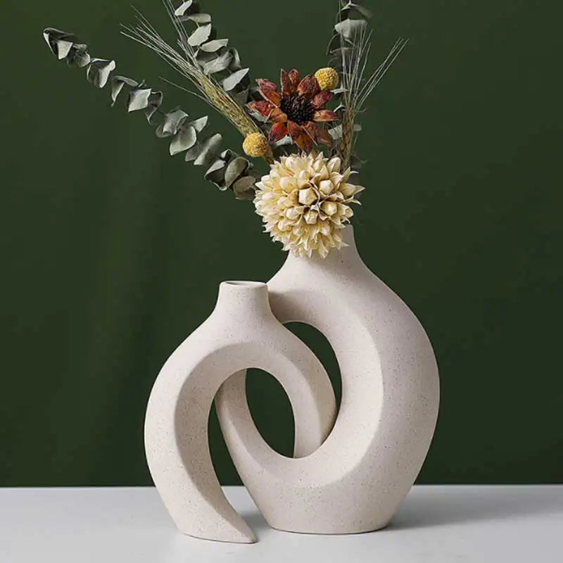 vases decoratifs modernes beige clair texture granuleuse incurvés minimaliste sculptural