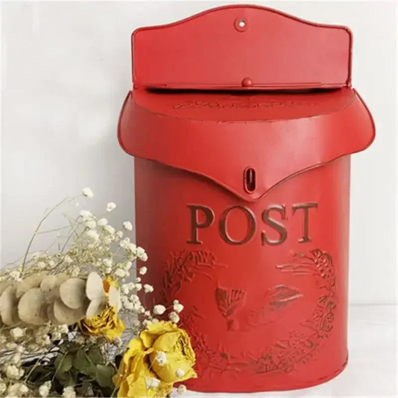 boîte lettres murale métal rose clair fleurs oiseaux vintage romantique motifs floraux doré postextérieur