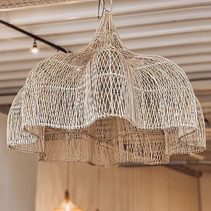 suspension lumineuse rotin tissée main boho rustique naturelle salon cuisine maison d'hôtes