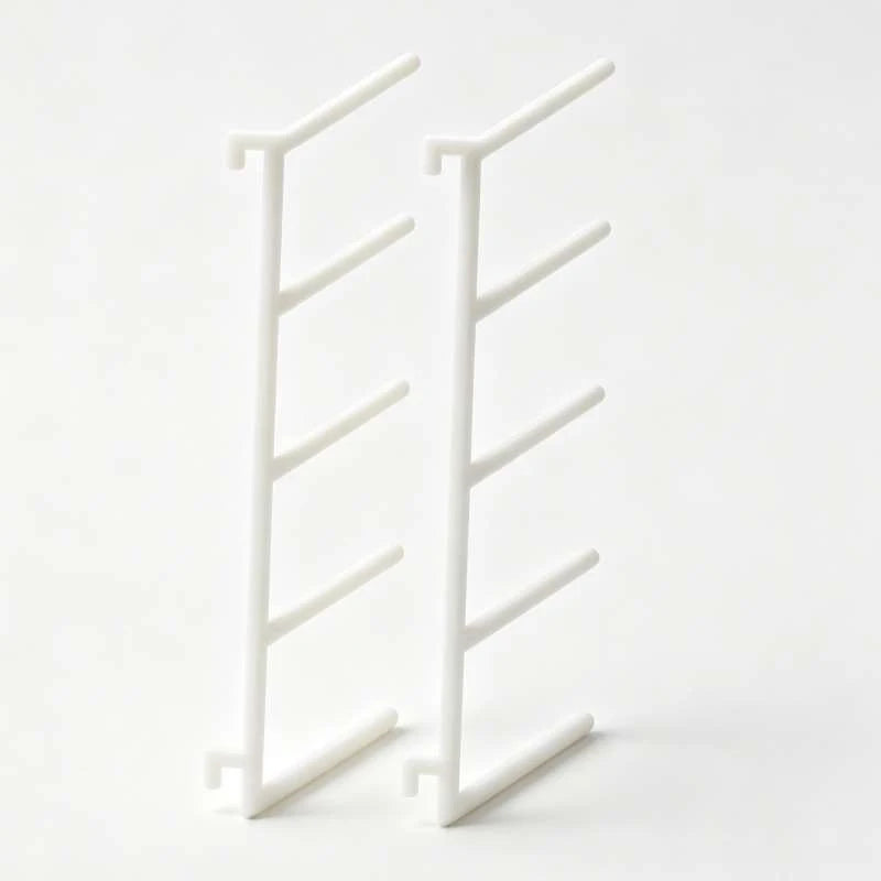rangements bobines fil support mural trous panneau industriel minimaliste stockage fil coudre blanc noir