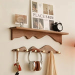 étagère murale bois marron clair texture naturelle moderne vis fixations objets rangement maison