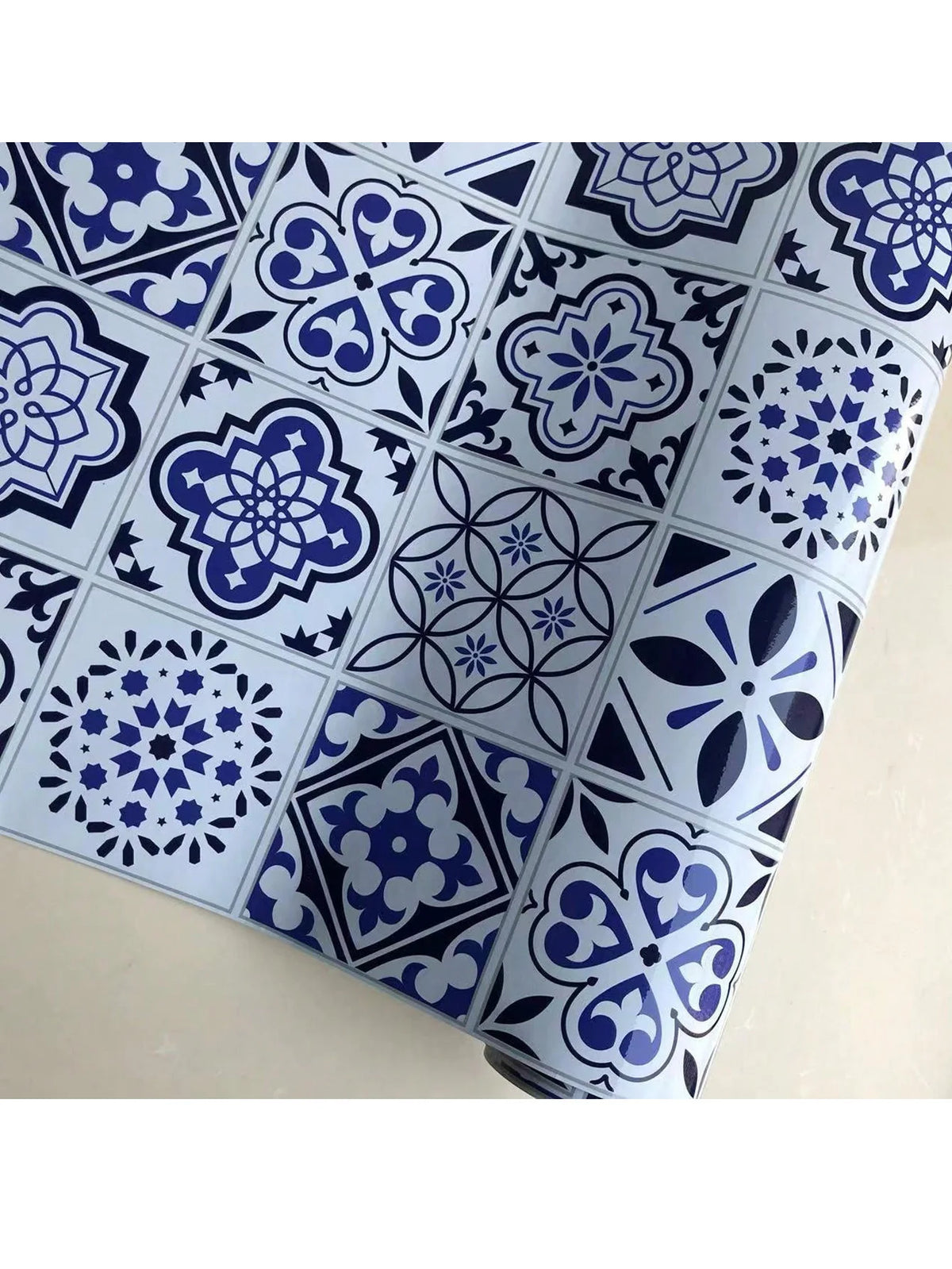 papier peint auto adhésif bleu blanc motifs géométriques ornements floraux carreaux décoratifs pvc artisanal