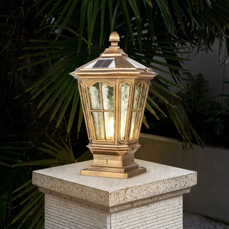 lampadaire solaire or noir classique verre transparent fenêtres rustique manoir panneau solaire led