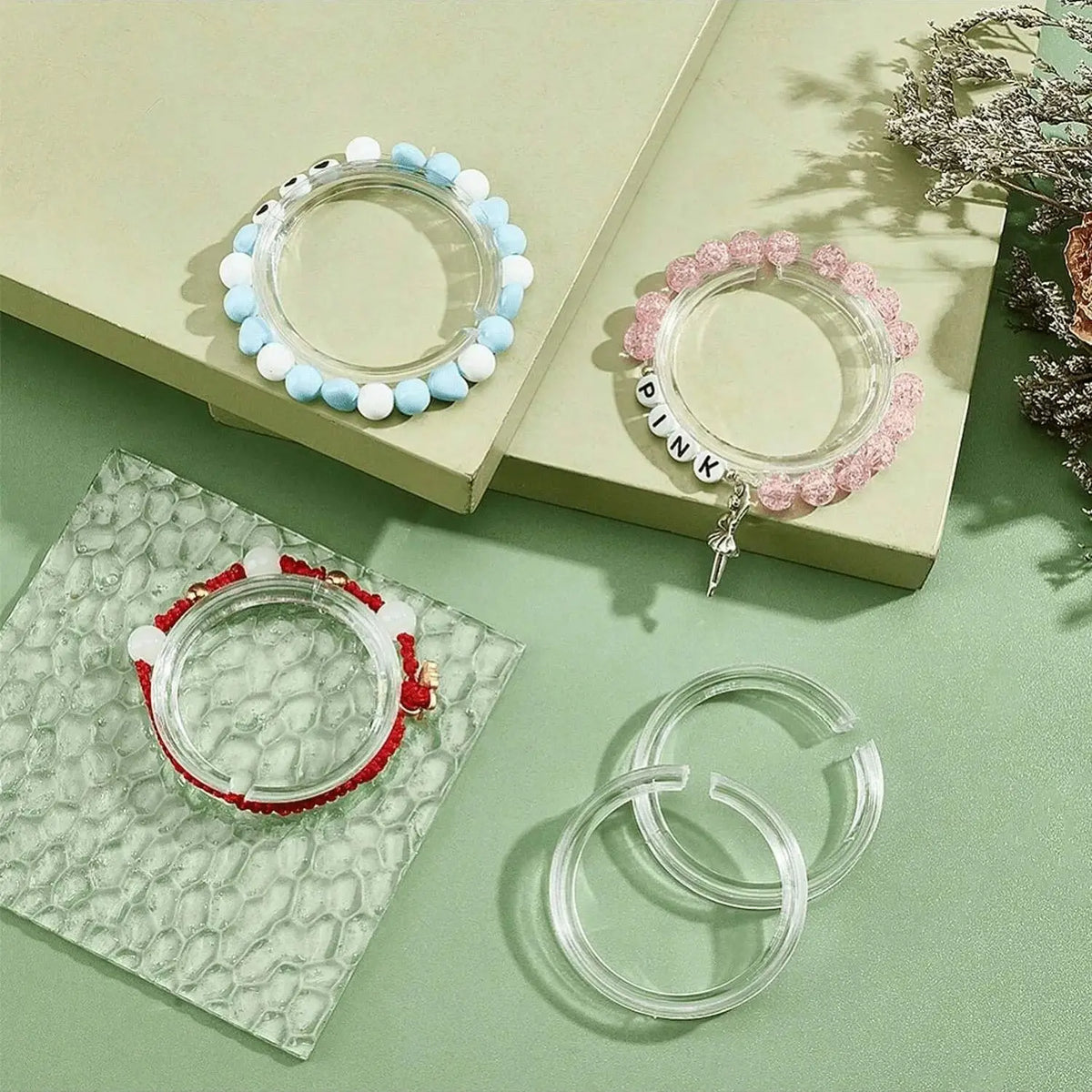 Détail du présentoir acrylique avec bracelets en perles