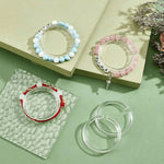 Détail du présentoir acrylique avec bracelets en perles