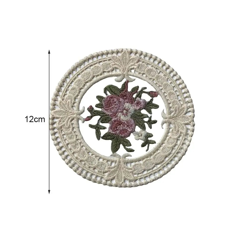 serviettes table brodées fleurs dentelées beige rose vert traditionnelles 12cm respectueuses environnement