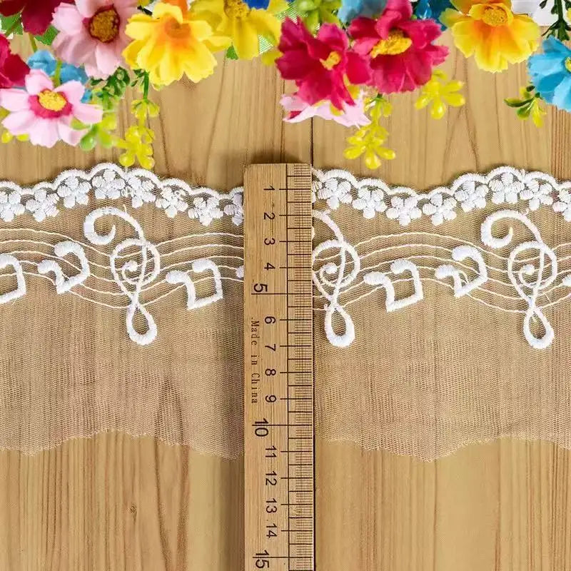 ruban dentelle blanc notes musicales fleurs bordure ajourée classique romantique polyester coton 14cm 5mètres