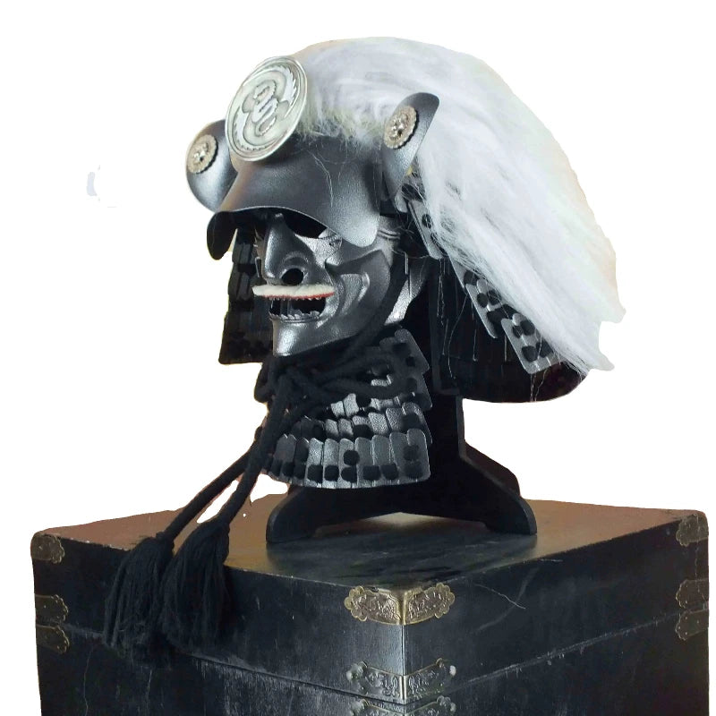 masque traditionnel japonais noir blanc doré détails sculptés texture métallique artisanal fixations tringles