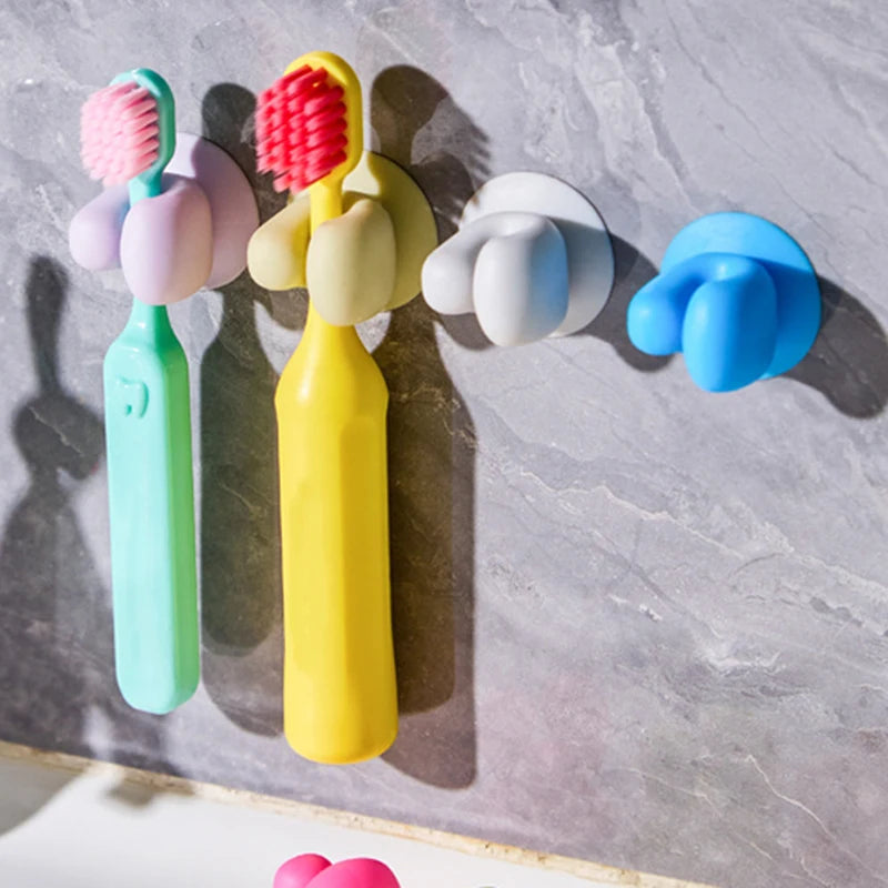 Support de rangement pour brosses à dents installé dans une salle de bain moderne