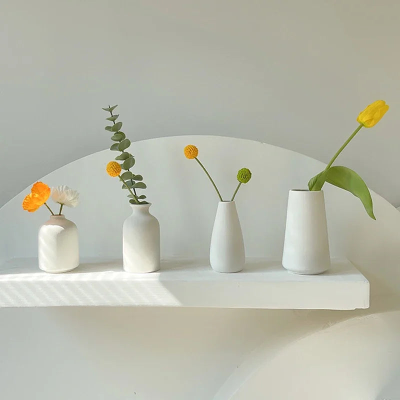vase céramique blanc minimaliste décoration maison fleurs séchées feuilles vertes pomme pin coton bougie