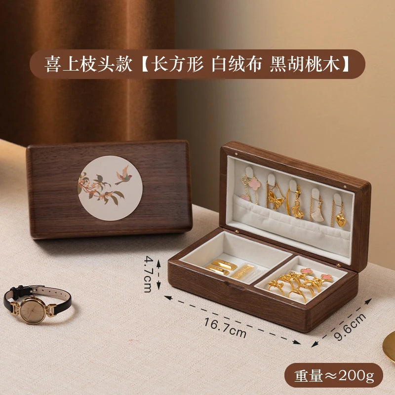 boîte bijoux bois foncé classique gravure fleurs bouton doré anneaux boucles oreilles bracelets tissu