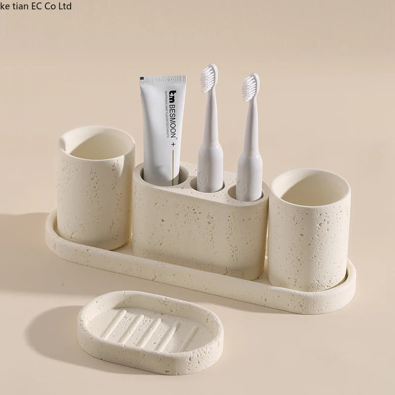 ensemble salle bain moderne brosse dents pot dentifrice distributeur savon blanc crème grain ciment