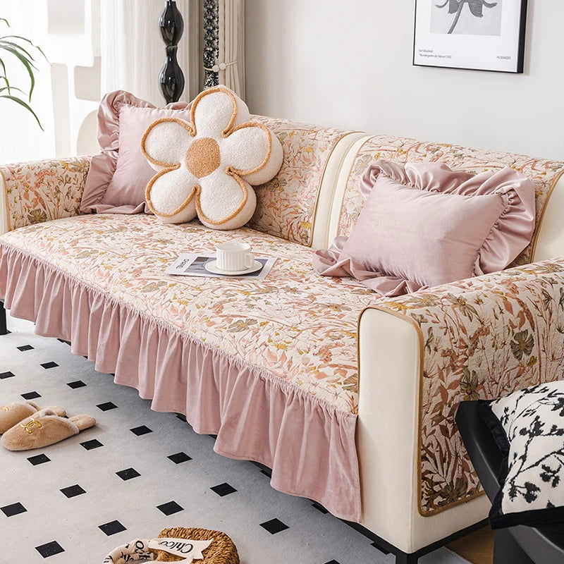 Élégant canapé recouvert d'un motif fleuri dans des tons roses et beiges, agrémenté d'un coussin en forme de fleur, créant une ambiance chaleureuse et cocooning dans ce salon moderne.