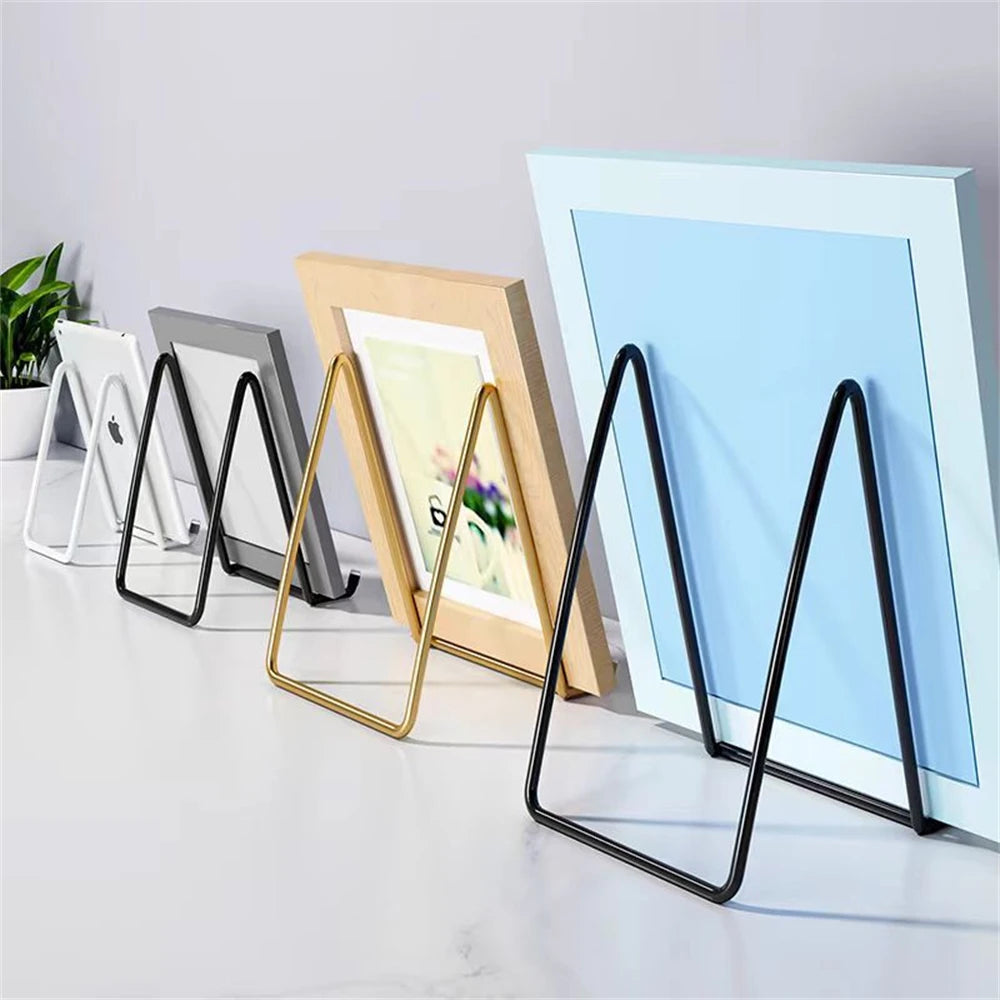 support d'affichage moderne minimaliste respectueux environnement noir blanc doré marron clair métal fer crochets