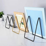 support d'affichage moderne minimaliste respectueux environnement noir blanc doré marron clair métal fer crochets