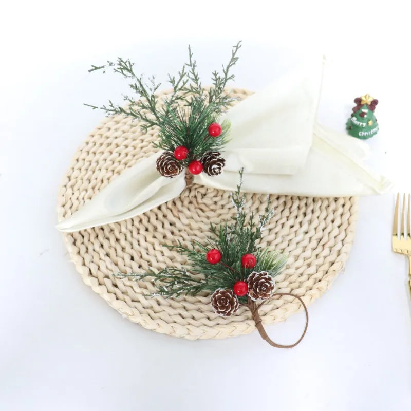décoration noël serviettes pliées rouge blanche texture tissée classique anneaux métal boule pomme pin