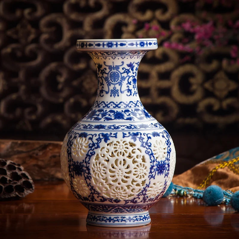 Vase en porcelaine bleue et blanche orné de motifs floraux délicats et de perforations ajourées, créant une œuvre d'art céramique d'une beauté et d'une élégance remarquables.